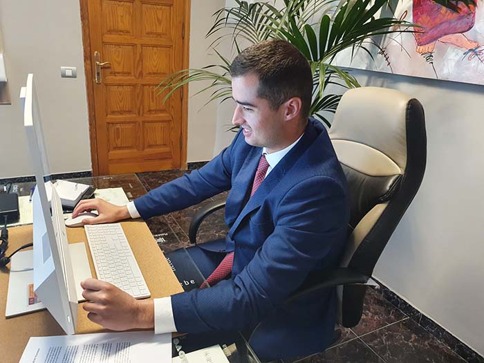Adrián Plasencia es un abogado Especialista Sucesión en la empresa familiar en Tenerife